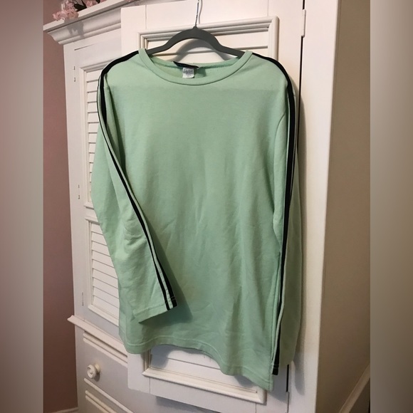 🧩 Pale lime green top with black pinstripes on sleeves. - Picture 3 of 5